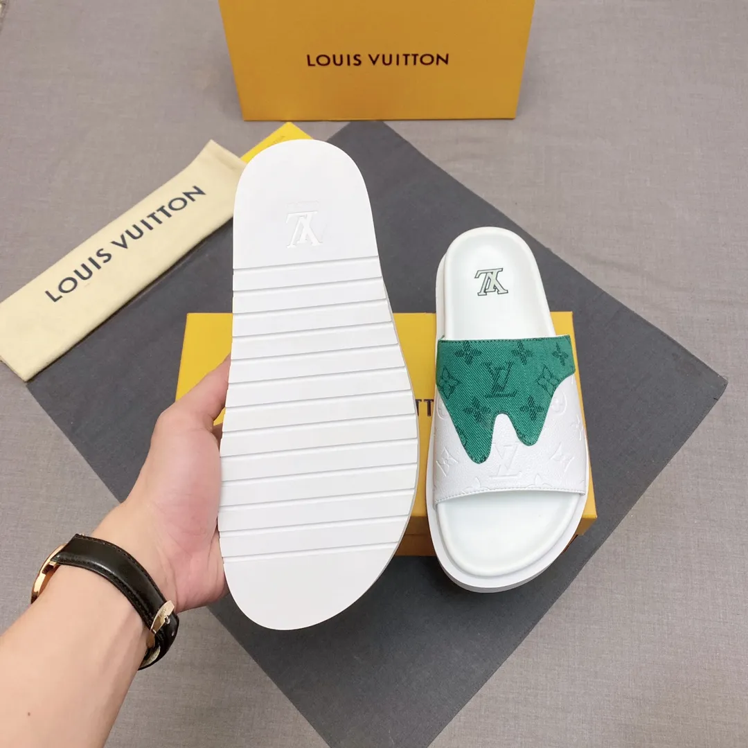 P300 🔍Top purchasing agent LV men's spring and summer slippers counter synchronization. The uppers are made of cowhide fabric imported from Italy, with logo graphics and high-quality craftsmanship. The soles are: original soles specially provided by the original factory. Exclusive molded soles are super comfortable. Original factory follow-up orders. 🔍🔍High quality. You can enter and leave the counter at will. Welcome to compare. Code number 38-45 No. 058